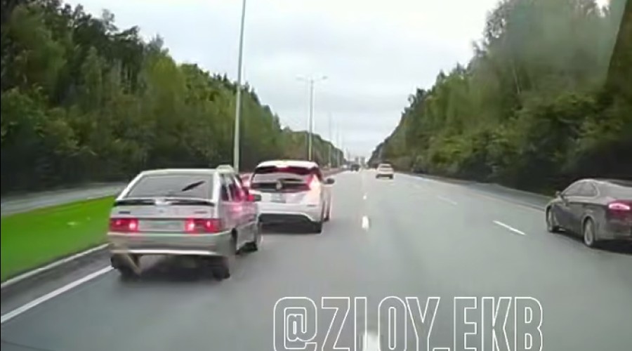 «Нашел время…» Автохама-учителя сняли на регистратор на Дублере Сибирского тракта