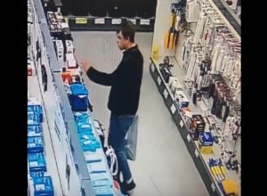 В Екатеринбурге парень украл из магазина электроники три видеорегистратора