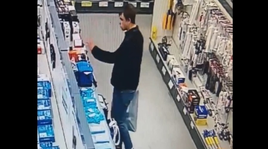 В Екатеринбурге парень украл из магазина электроники три видеорегистратора