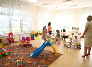 Почему в Екатеринбурге не могут поднять зарплаты нянечкам и воспитателям