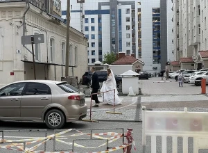 В Екатеринбурге пять пар зарегистрировали брак в здании с гербом СССР на Малышева