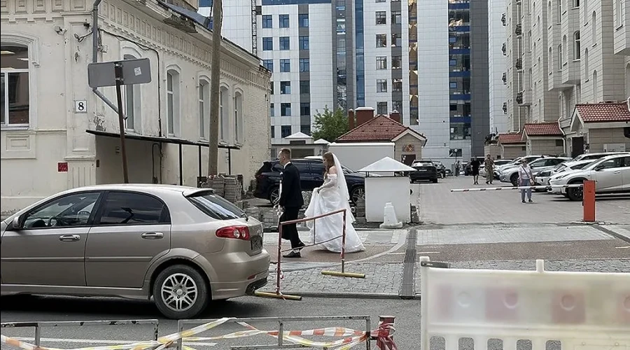 В Екатеринбурге пять пар зарегистрировали брак в здании с гербом СССР на Малышева