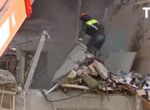 Момент обрушения плиты во время разбора спасателями завалов в Балашихе попал на ВИДЕО