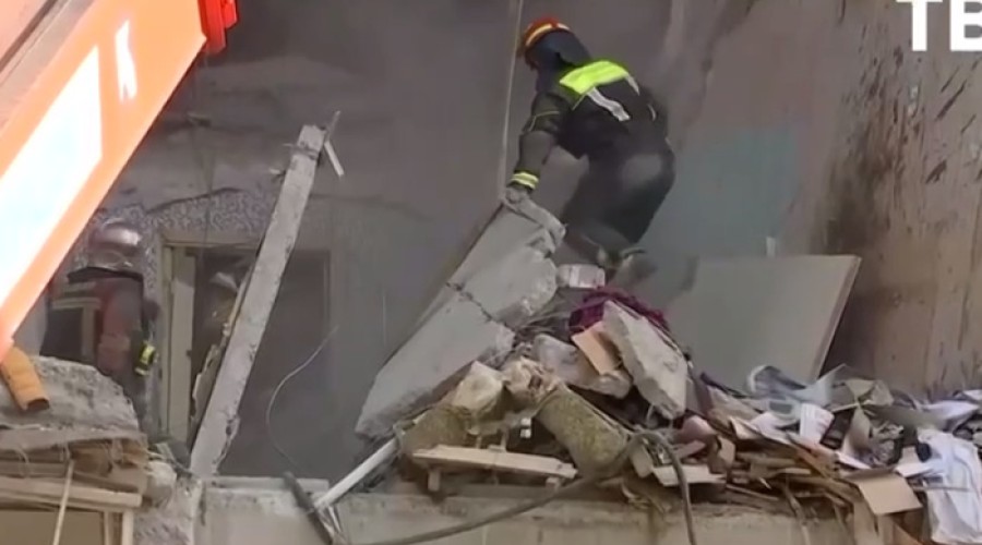 Момент обрушения плиты во время разбора спасателями завалов в Балашихе попал на ВИДЕО