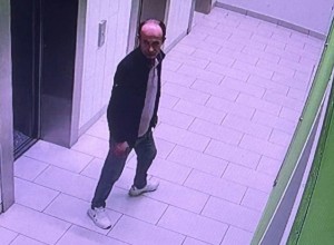 В Академическом неизвестный мужчина пытался вскрыть несколько квартир