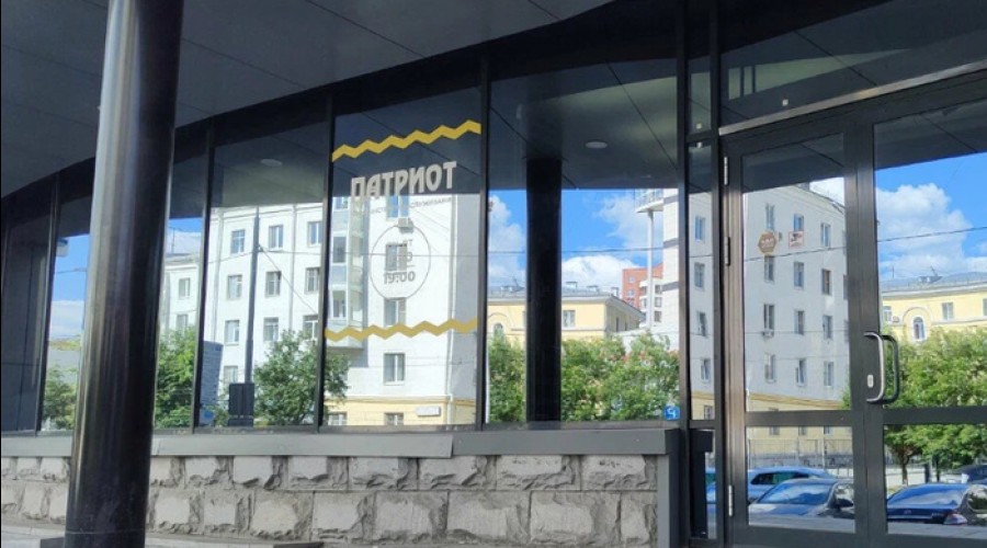 В центре Екатеринбурга за 10 миллионов рублей продают бюджетную столовую для настоящих патриотов
