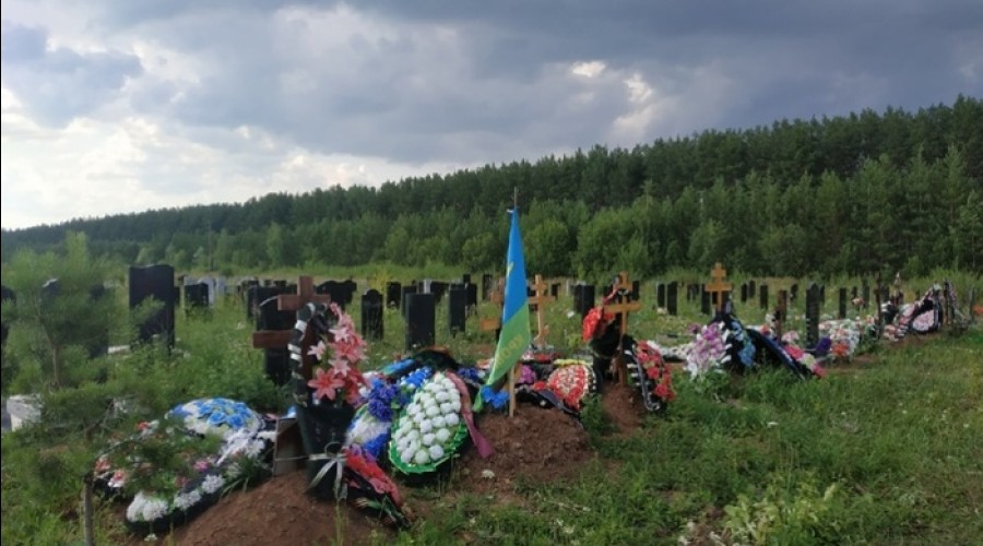 «Сынок подарил деньги, а я не сберегла»: в Екатеринбурге мать участника СВО перевела мошенникам его посмертные выплаты