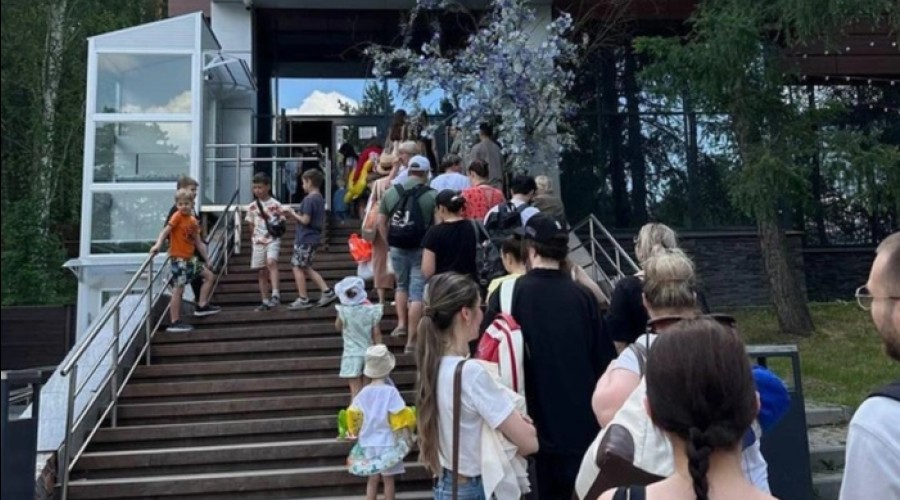 Свердловчане выстроились в огромную очередь к горячим бассейнам