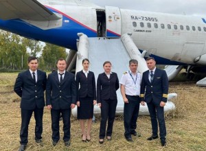 В Екатеринбурге встретили совершивший посадку в поле экипаж «Уральских авиалиний»