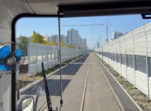 Екатеринбуржец раскритиковал шумозащитные экраны вдоль трамвайной линии в Академический