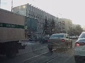 В центре Екатеринбурга автозак с арестантами сбил легковушку