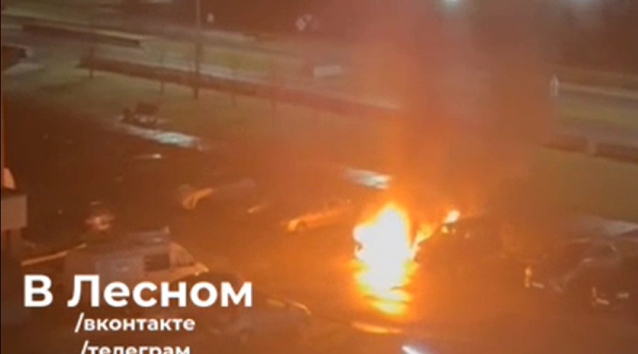 Свердловчанин пытался сжечь элитный автомобиль бизнесмена, но ошибся и спалил машину пенсионера