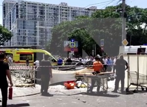 Погибла семья: легковой автомобиль рухнул с парковки ТЦ