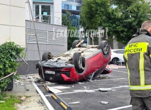 Пожилой екатеринбуржец на иномарке вылетел с парковки бизнес-центра, упав на крышу