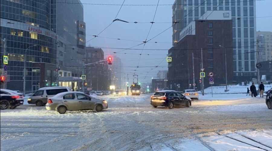 Эксперты объяснили, почему Екатеринбург ежедневно стоит в ужасных пробках