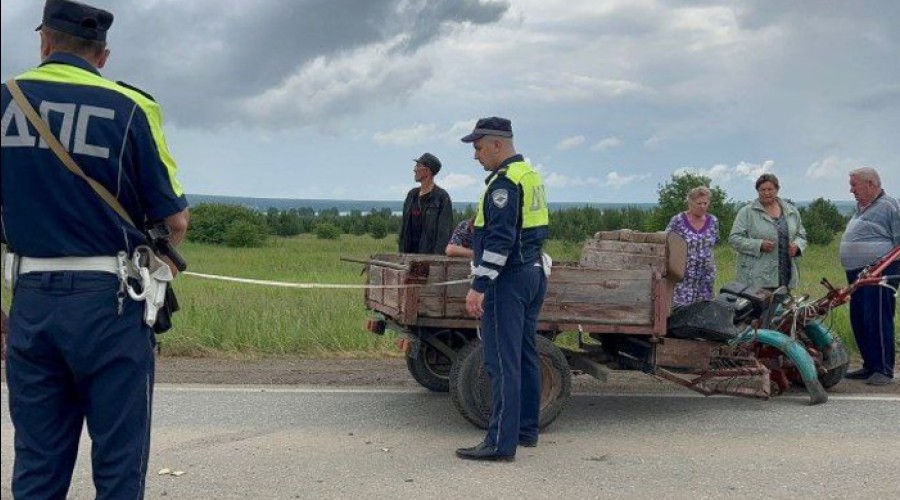 «Вынесло на встречную полосу». Пенсионер на мотоблоке погиб под Невьянском