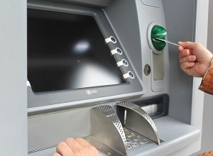 В Екатеринбурге пара лишилась больше 100 тысяч рублей, когда попыталась внести их в банкомат