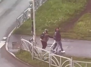 На Ботанике засняли карманниц, орудующих на перекрёстке у крупного торгового центра