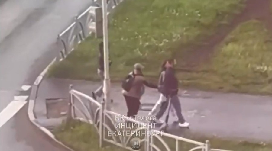 На Ботанике засняли карманниц, орудующих на перекрёстке у крупного торгового центра