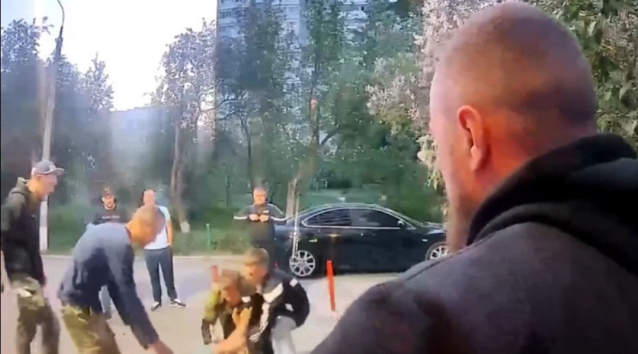 Кричал, что он с СВО: в Екатеринбурге толпа избила мужчину