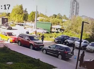 В Екатеринбурге пятеро вооружённых догнали и повалили на землю убегавшего мужчину