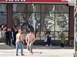 В центре Екатеринбурга подрались полуголые мужчины
