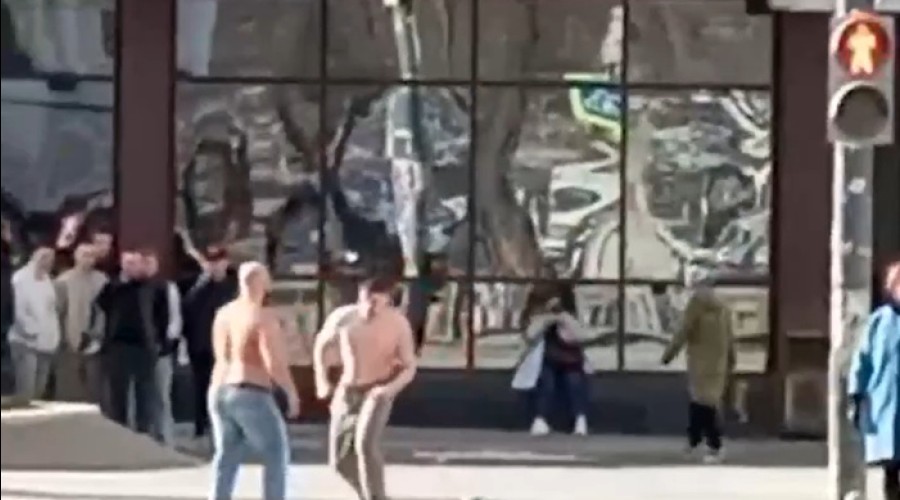 В центре Екатеринбурга подрались полуголые мужчины