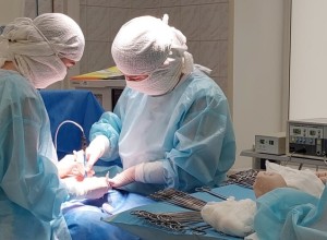 Свердловские врачи провели уникальную операцию, удалив женщине миому почти в 9 килограммов