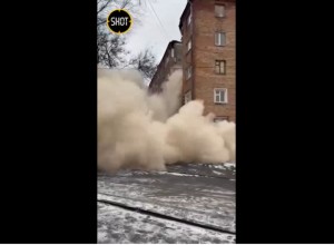 В доме в Ростове-на-Дону, откуда ранее вывезли жильцов, обрушился подъезд 