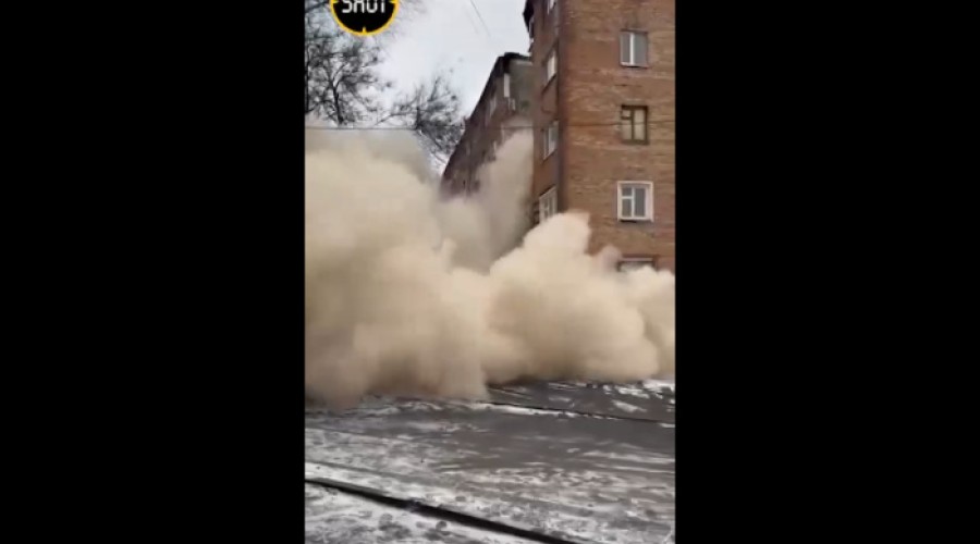 В доме в Ростове-на-Дону, откуда ранее вывезли жильцов, обрушился подъезд 