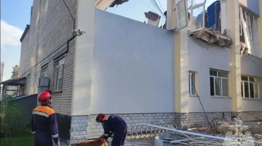 В екатеринбургском колледже обрушилась крыша