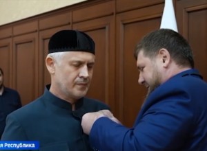 Экс-премьер Чечни призвал запретить в школах теорию Дарвина