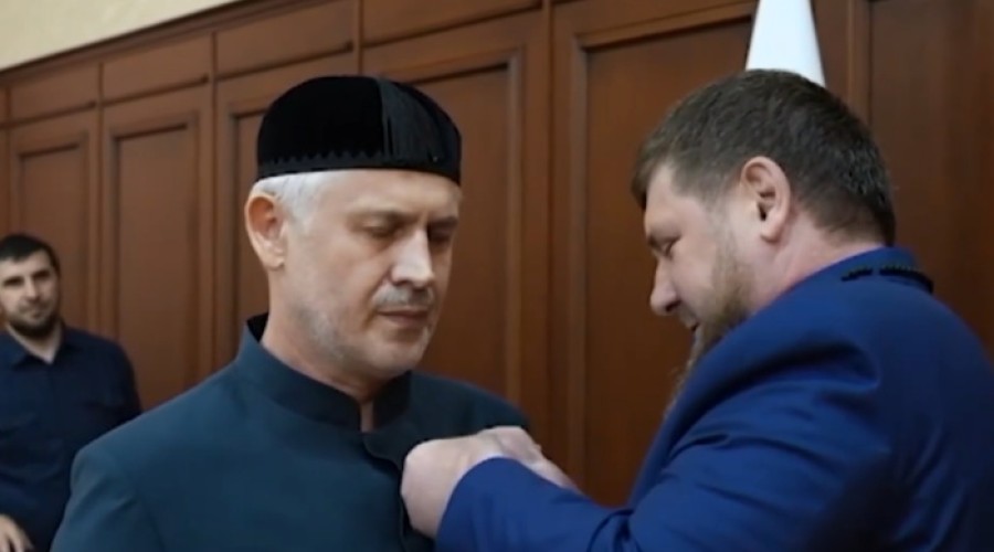 Экс-премьер Чечни призвал запретить в школах теорию Дарвина