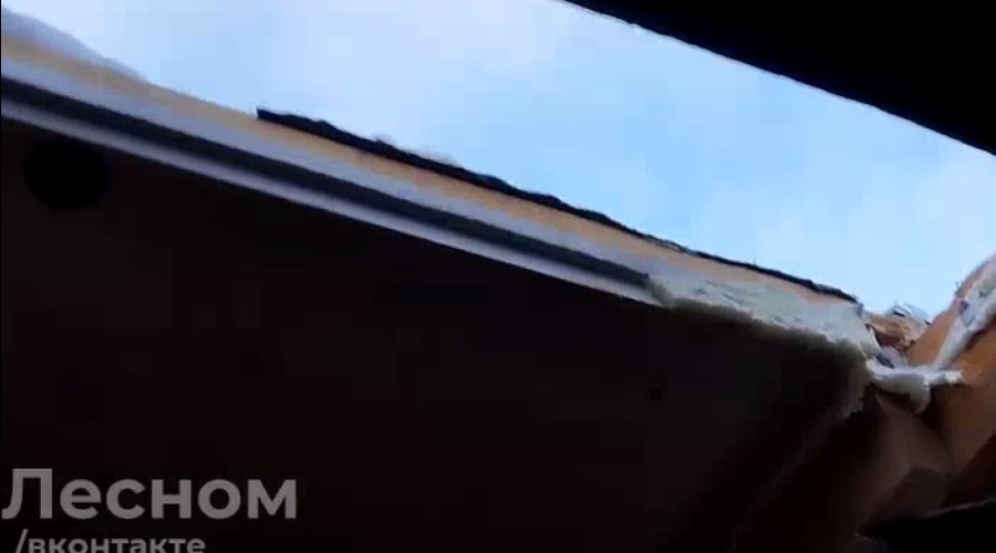 На Урале воры залезли в автомастерскую, вскрыв крышу