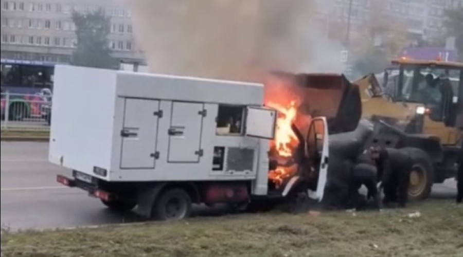 На Сортировке посреди дороги загорелась «Газель»