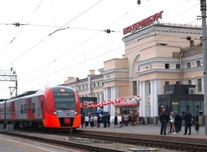 На железнодорожном вокзале Екатеринбурга выстроились огромные очереди