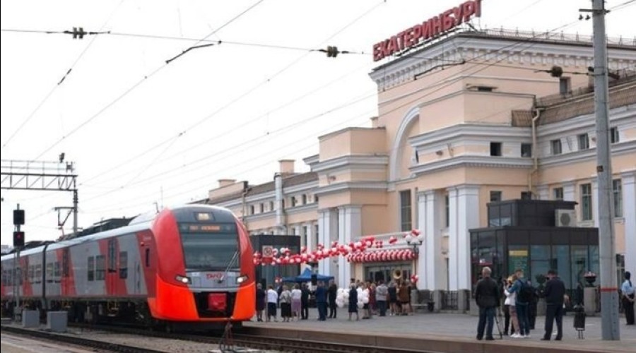 На железнодорожном вокзале Екатеринбурга выстроились огромные очереди
