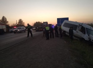 На свердловской трассе микроавтобус со школьниками попал в аварию