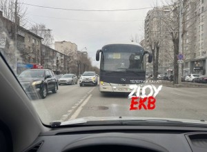 В Екатеринбурге засняли междугородный автобус, едущий по «встречке»