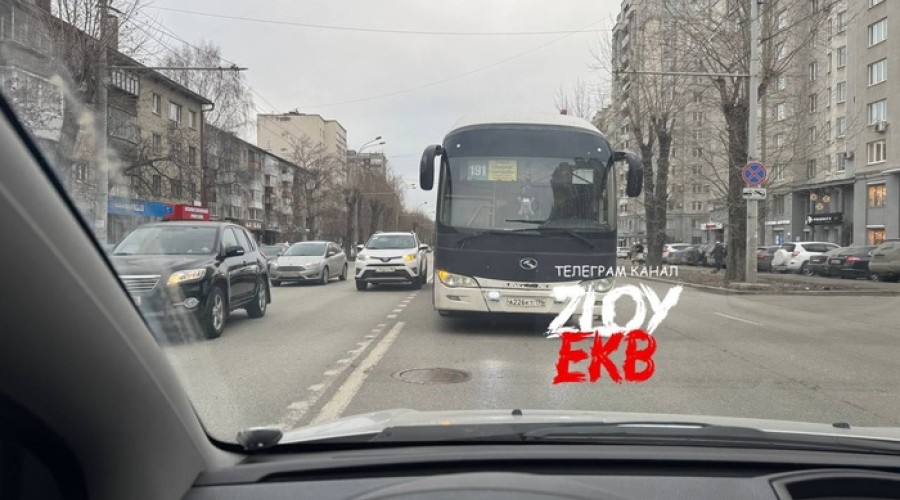 В Екатеринбурге засняли междугородный автобус, едущий по «встречке»