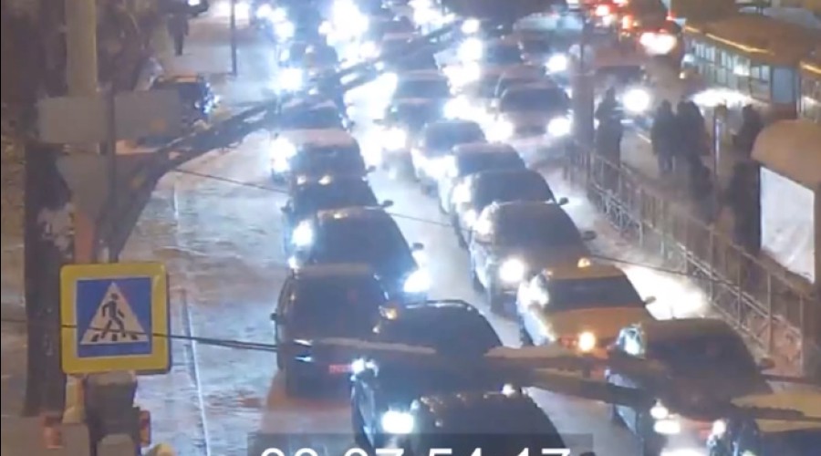 В Екатеринбурге автомобилисты закошмарили трамвай