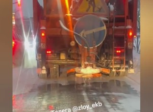 Екатеринбуржцы заявили, что коммунальщики поливают дороги водой