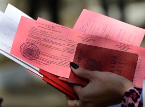Приставы предложили матери-одиночке уйти служить по контракту, чтобы вернуть долги