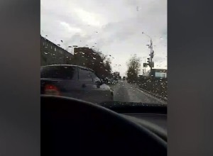 В Екатеринбурге неизвестный открыл стрельбу на дороге после перепалки с девушкой