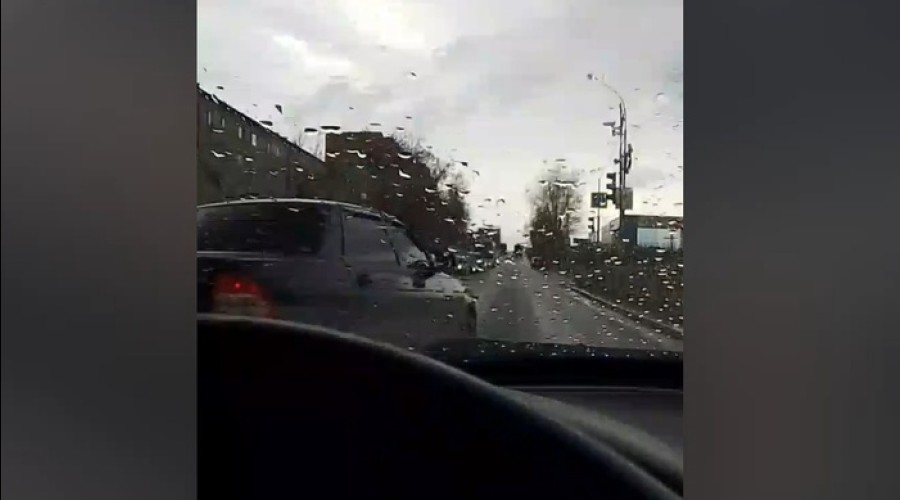 В Екатеринбурге неизвестный открыл стрельбу на дороге после перепалки с девушкой
