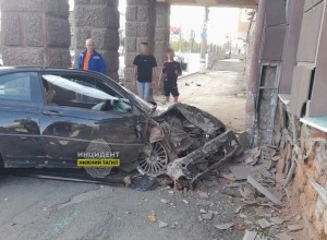 Свердловчанин на BMW протаранил стену гостиницы