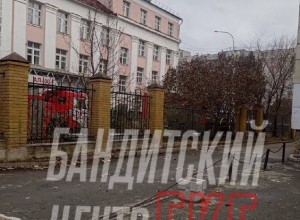 В центре Екатеринбурга загорелась школа