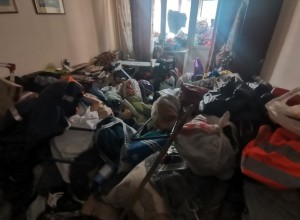 Судебные приставы вынесли из квартиры екатеринбурженки несколько десятков мешков с мусором