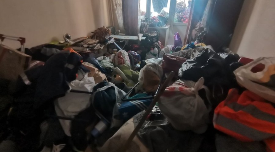 Судебные приставы вынесли из квартиры екатеринбурженки несколько десятков мешков с мусором