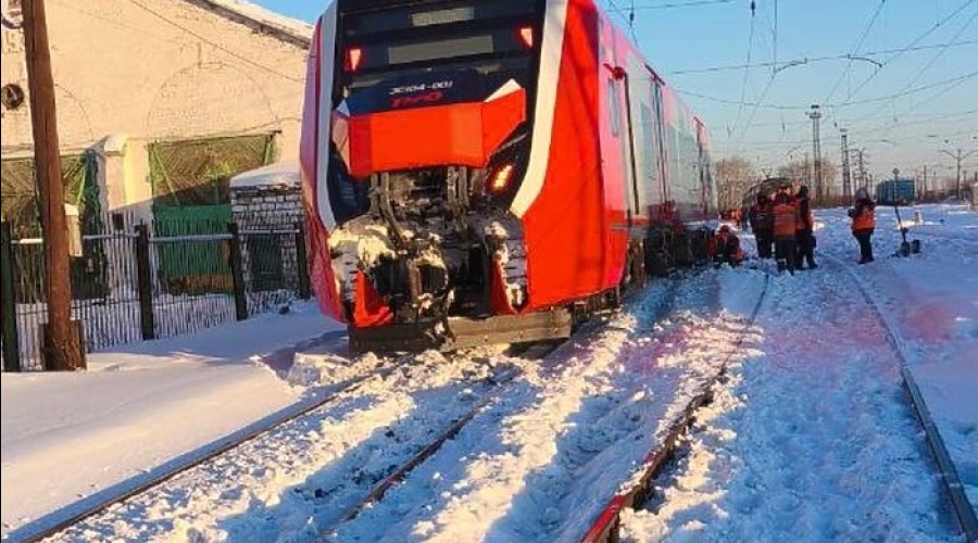 Электричка из Екатеринбурга сошла с рельсов в Серове